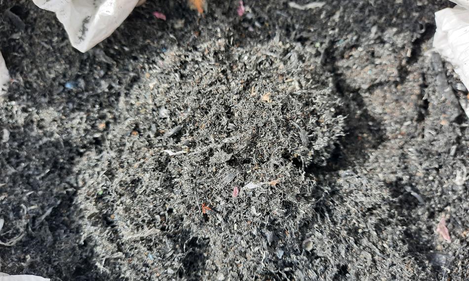 detailní foto odpadu - plastová drť